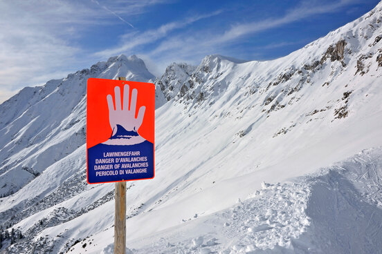 Lawinen-Warnschild | © stock.adobe.com Lawinen-Warnschild | © stock.adobe.com